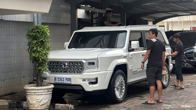 Mobil dinas Menteri ATR/BPN Nusron Wahid. [Dok. Boyamin Saiman]