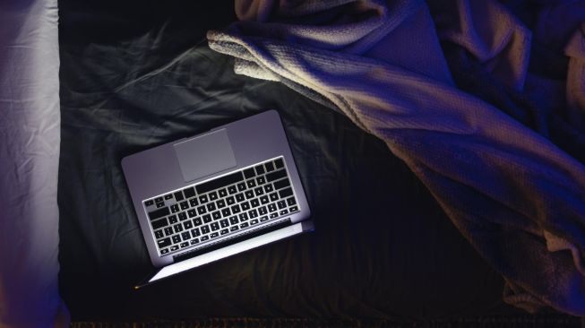 ilustrasi laptop (magnific)