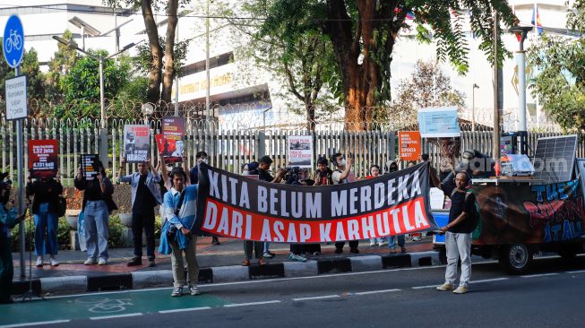 Sejumlah aktivis saat melakukan aksi di depan kantor ASEAN, Jakarta, Rabu (21/10/2026). [Suara.com/Alfian Winanto]