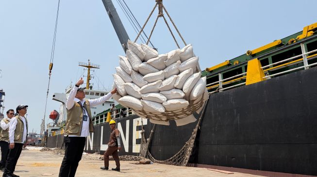 Dengan estimasi pelayaran selama tiga hari, jagung tersebut diharapkan segera tiba di Pelabuhan Tanjung Perak. (Dok. Bulog)