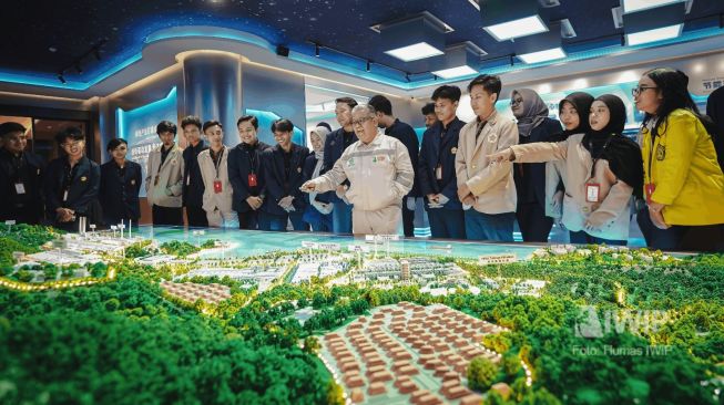 PT Indonesia Weda Bay Industrial Park (IWIP) memperkenalkan konsep hilirisasi nikel ke generasi muda.