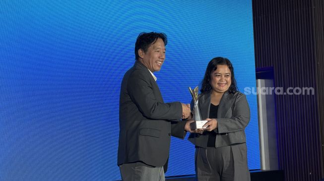 Suara.com memberikan penghargaan kepada Dinas Komunikasi dan Informatika Provinsi Jawa Timur, PT Chandra Asri Pacific Tbk (TPIA), dan PT Permodalan Nasional Madani (Persero) atau PNM di ajang Local Media Summit (LMS) 2026 yang digelar di Manhattan Hotel, Jakarta, Kamis (22/10/2026). [Suara.com/Dicky Prastya]