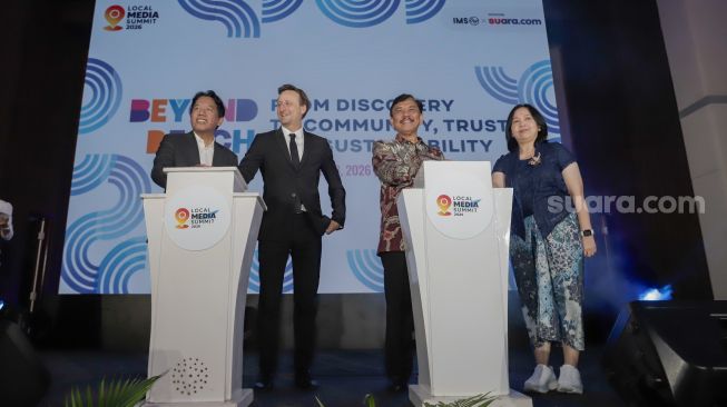 (kiri ke kanan) Pemimpin Redaksi Suara.com Suwarjono, Wakil Kepala Perwakilan Kedutaan Besar Norwegia Christian Groseth, Kepala Badan Komunikasi Pemerintah (Bakom) Syahganda Nainggolan dan IMS Country Programme Eva Danayanti saat membuka gelaran Local Media Summit (LMS) 2026 di Manhattan Hotel, Jakarta, Kamis (22/10/2026). [Suara.com/Alfian Winanto]