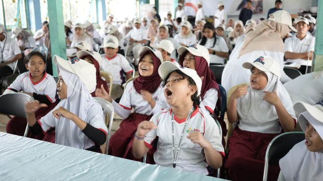 Keberhasilan Tekom dalam TJSL ini tidak hanya diukur dari jumlah sekolah yang terlibat dan perangkat pembelajaran yang disalurkan, tetapi juga dari pemanfaatan sarana, peningkatan kompetensi guru, serta perkembangan kemampuan numerasi siswa.(Dok. Telkom)