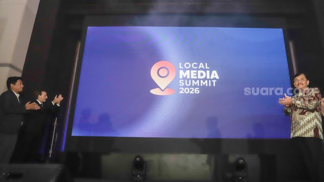 (kiri ke kanan) Pemimpin Redaksi Suara.com Suwarjono, Wakil Kepala Perwakilan Kedutaan Besar Norwegia Christian Groseth, Kepala Badan Komunikasi Pemerintah (Bakom) Syahganda Nainggolan dan IMS Country Programme Eva Danayanti saat membuka gelaran Local Media Summit (LMS) 2026 di Manhattan Hotel, Jakarta, Kamis (22/10/2026). [Suara.com/Alfian Winanto]