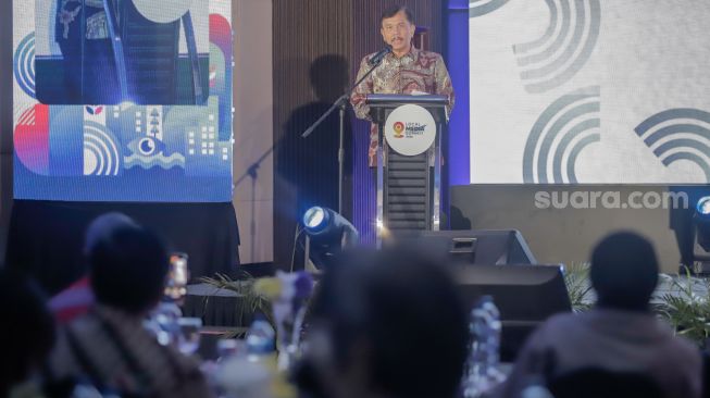 Kepala Badan Komunikasi Pemerintah (Bakom), Syahganda Nainggolan memberikan pemaparan dalam gelaran Local Media Summit (LMS) 2026 di Manhattan Hotel, Jakarta, Kamis (22/10/2026). [Suara.com/Alfian Winanto]
