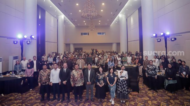 Pemimpin Redaksi Suara.com Suwarjono, Wakil Kepala Perwakilan Kedutaan Besar Norwegia Christian Groseth, Kepala Badan Komunikasi Pemerintah (Bakom) Syahganda Nainggolan dan IMS Country Programme Eva Danayanti dan para peserta media lokal foto bersama saat pembukaan gelaran Local Media Summit (LMS) 2026 di Manhattan Hotel, Jakarta, Kamis (22/10/2026). [Suara.com/Alfian Winanto]