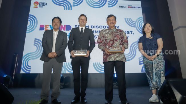 (kiri ke kanan) Pemimpin Redaksi Suara.com Suwarjono, Wakil Kepala Perwakilan Kedutaan Besar Norwegia Christian Groseth, Kepala Badan Komunikasi Pemerintah (Bakom) Syahganda Nainggolan dan IMS Country Programme Eva Danayanti foto bersama usai membuka gelaran Local Media Summit (LMS) 2026 di Manhattan Hotel, Jakarta, Kamis (22/10/2026). [Suara.com/Alfian Winanto]