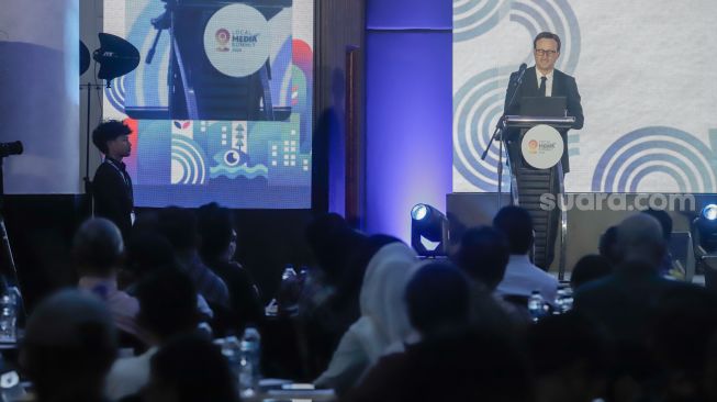 Wakil Kepala Perwakilan Kedutaan Besar Norwegia, Christian Groseth memberikan sambutan dalam gelaran Local Media Summit (LMS) 2026 di Manhattan Hotel, Jakarta, Kamis (22/10/2026). [Suara.com/Alfian Winanto]