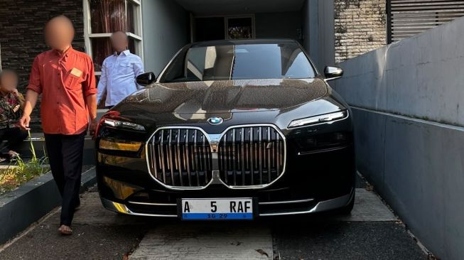 KPK Sita Mobil Listrik BMW dari Rumah Suami Fadia Arafiq