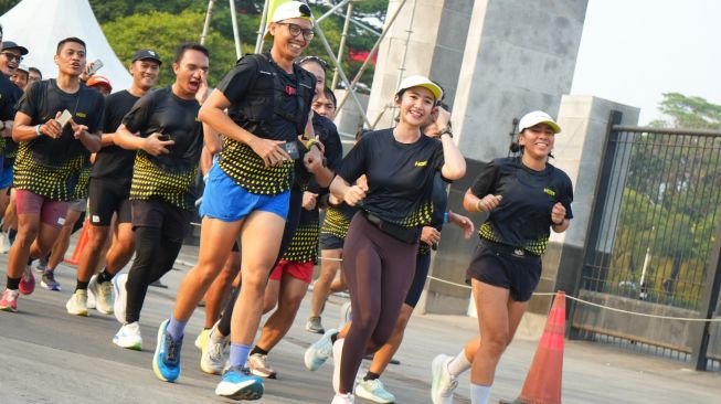 Febby Rastanty dalam HOKA 5,27K Social Run, Kamis (22/10/2026). [Hoka Indonesia] 
