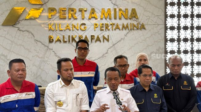 Menteri Koordinator Bidang Hilirisasi dan Transisi Energi sekaligus Menteri ESDM, Bahlil Lahadalia di Balikpapan, Kalimantan Timur, Kamis (22/10/2026) malam. [Suara.com/Yaumal]