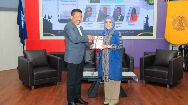 Deputi Bidang Administrasi Sekretariat Jenderal DPD RI, Lalu Niqman Zahir, menawarkan gagasan pembaruan parlemen melalui buku Transformasi Kamar Kedua Parlemen Indonesia: Menuju Parlemen Teritorial Digital, berfoto bersamaDekan FIA UI, Retno Kusumastuti Hardjono (Dok. DPD RI)