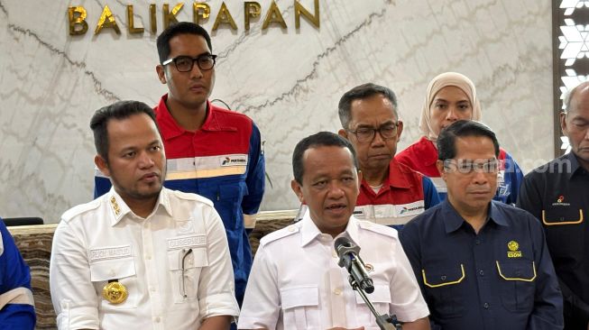 Menteri Koordinator Bidang Hilirisasi dan Transisi Energi sekaligus Menteri ESDM, Bahlil Lahadalia, saat ditemui wartawan di Balikpapan, Kalimantan Timur, Kamis (22/10/2026) malam. [Suara.com/Yaumal]