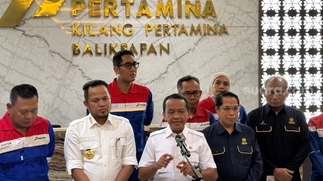 Menteri Koordinator Bidang Hilirisasi dan Transisi Energi sekaligus Menteri ESDM, Bahlil Lahadalia di Balikpapan pada Jumat (23/10/2026). [Suara.com/Yaumal]
