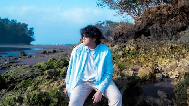 Sempat Vakum Setahun, Ravi Andika Kembali dengan Bulan Biru yang Bikin Mewek