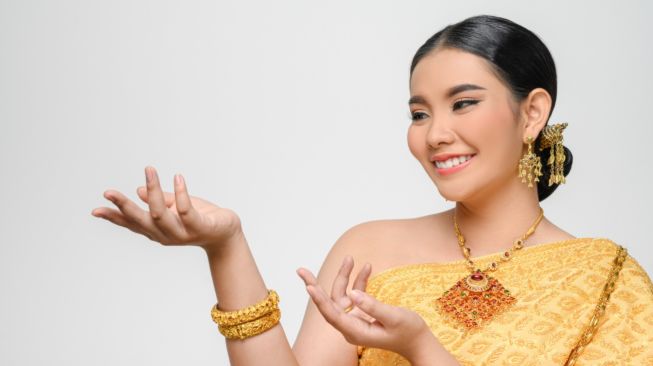 8 Arti Mimpi Memakai Perhiasan Emas Menurut Primbon Jawa