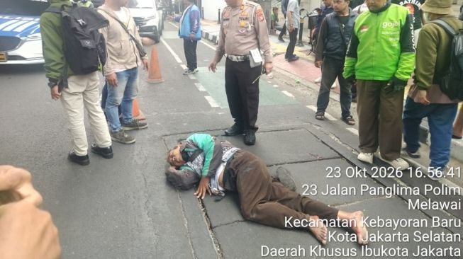 Pengemudi ojol terkapar usai ditabrak dan dilindas sopir taksi online di Panglima Polim.