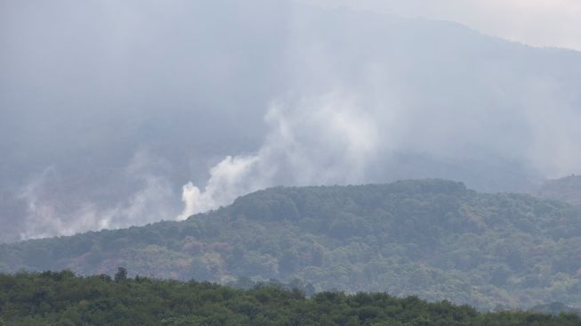 Kepulan asap terlihat dari lokasi kebakaran hutan di kawasan Gunung Ciremai, Kuningan, Jawa Barat, Jumat (23/10/2026). [ANTARA FOTO/Dedi Suwidiantoro/kye]

