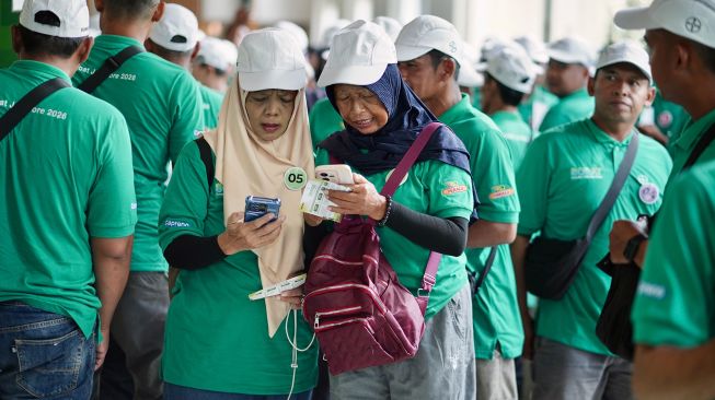 Petani perempuan memanfaatkan FARMRISE untuk mengakses informasi dan pendampingan digital pertanian melalui telepon pintar (20/10). [handout]