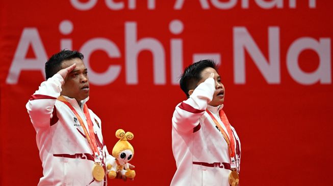 Pebulu tangkis ganda campuran Indonesia Subhan (kiri) dan Rina Marlina (kanan) memberi hormat saat upacara penyerahan medali seusai mengalahkan pasangan China Shuangbao Lin dan Qingtao Zeng pada final ganda campuran SH6 Asian Para Games 2026 di Municipal Gymnasium, Ichinomiya, Nagoya, Jepang, Jumat (23/10/2026). [ANTARA FOTO/M Risyal Hidayat/nz]