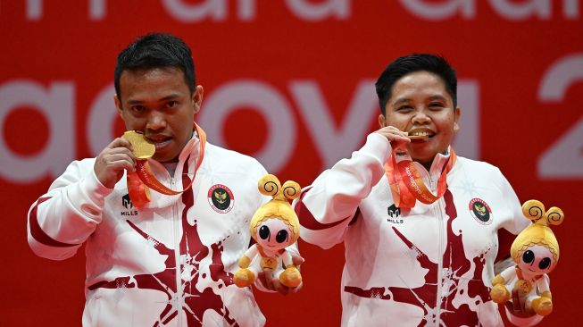 Pebulu tangkis ganda campuran Indonesia Subhan (kiri) dan Rina Marlina (kanan) berpose saat upacara penyerahan medali seusai mengalahkan pasangan China Shuangbao Lin dan Qingtao Zeng pada final ganda campuran SH6 Asian Para Games 2026 di Municipal Gymnasium, Ichinomiya, Nagoya, Jepang, Jumat (23/10/2026). [ANTARA FOTO/M Risyal Hidayat/nz]