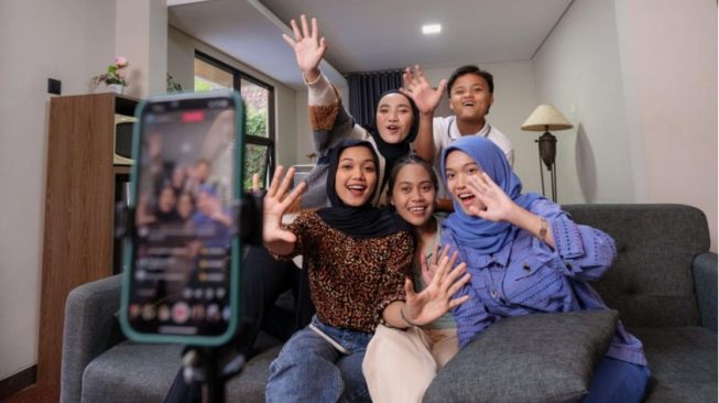 Bahasa Indonesia Era Gen Z: Bertahan, Berubah, atau Kehilangan Identitas?