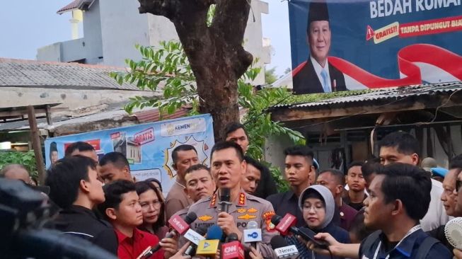 Kapolda Metro Jaya Komjen Dadang Hartanto meninjau Kampung Ambon, Kedaung Kali Angke, Jakarta Barat, Sabtu (24/10/2026)