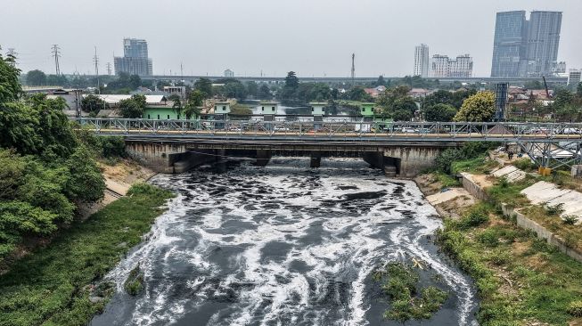 Kali Bekasi Kembali Menghitam dan Berbusa
