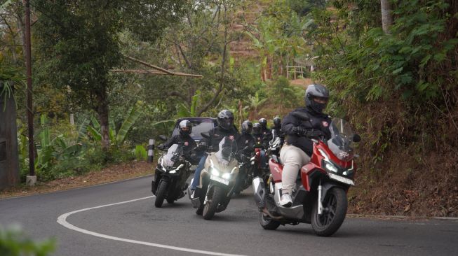 Sebanyak 20 jurnalis menikmati touring di atas Honda ADV160 di Jawa Tengah menuju ajang Honda Bikers Day 2026 di Ambarawa pada 23-24 Oktober 2026. [Dok Astra Honda Motor ]