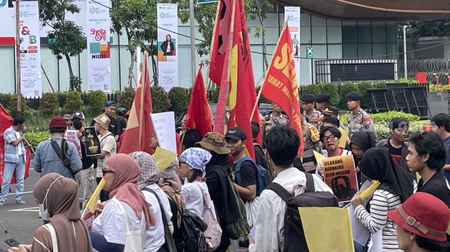 Massa Demo di Patung Kuda Tuntut Prabowo Stop MBG, Dananya Kasih ke Korban Karhutla!