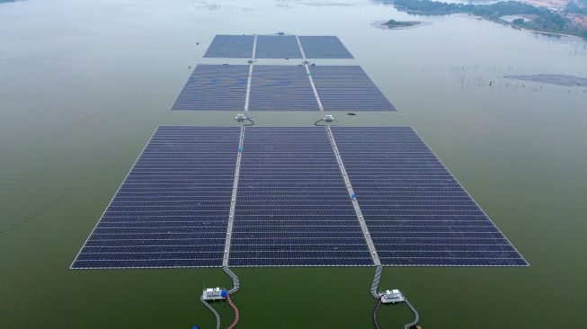 Foto udara pekerja melanjutkan pembangunan pembangkit listrik tenaga surya (PLTS) terapung di Waduk Tembesi, Batam, Kepulauan Riau, Sabtu (24/10/2026). [ANTARA FOTO/Fitra Yogi/tom]