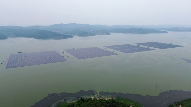 Foto udara pekerja melanjutkan pembangunan pembangkit listrik tenaga surya (PLTS) terapung di Waduk Tembesi, Batam, Kepulauan Riau, Sabtu (24/10/2026). [ANTARA FOTO/Fitra Yogi/tom]