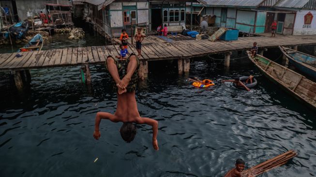 Seorang anak Suku Bajo melompat ke laut di Perkampungan Bajo Sangkuang, Kecamatan Botang Lomang, Kabupaten Halmahera Selatan, Maluku Utara, Minggu (25/10/2026). [ANTARA FOTO/Andri Saputra/hma]