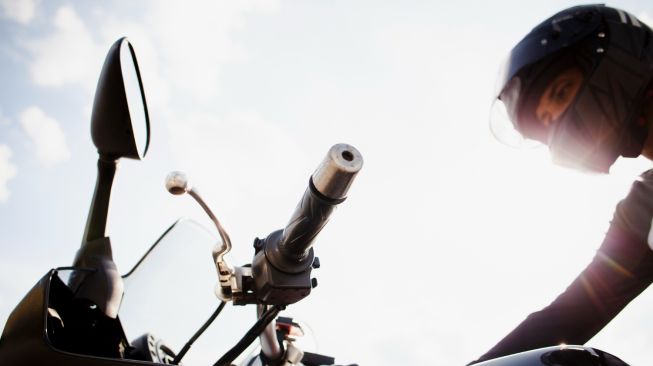 Pakai Spion Motor Cuma Satu, Apakah Bisa Kena Tilang Polisi? Ini Aturannya!