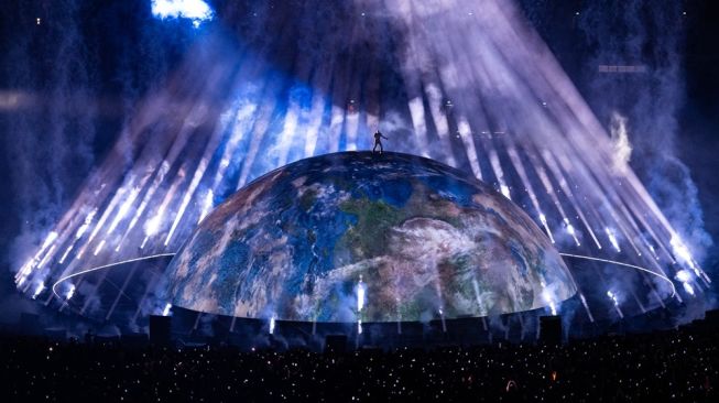 Kanye West alias Ye menghadirkan pertunjukan visual megah dalam konser perdananya di Indonesia yang digelar di Stadion Utama Gelora Bung Karno (SUGBK), Senayan, Jakarta Pusat, Sabtu (24/10/2026). [Credit: Raw Vision Collective]