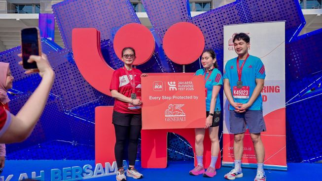 Manajemen Generali Indonesia, Maria Elvida selaku Chief Financial Officer (paling kiri) saat sesi seremoni pemberian proteksi asuransi kepada perwakilan pelari myBCA Jakarta Running Festival (JRF) di Istora Senayan, Jakarta, Minggu (25/10/2026). [handout] 