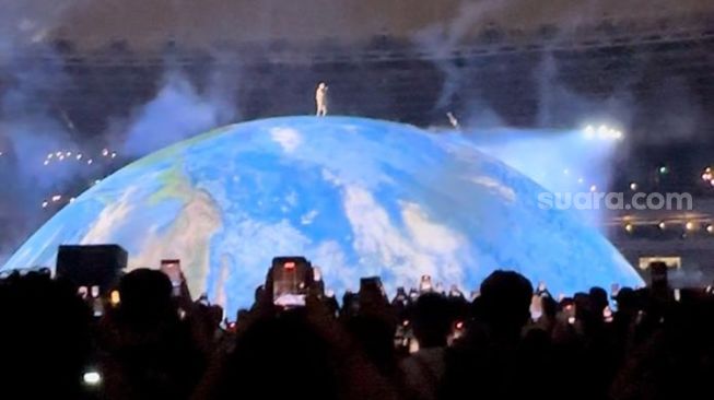 Megah! Kanye West Tampil di Atas Kubah Raksasa dengan Visual Bumi dan Bulan di Konser Jakarta