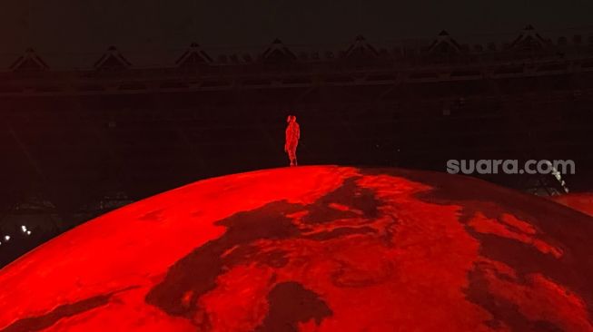 Kanye West alias Ye menghadirkan pertunjukan visual megah dalam konser perdananya di Indonesia yang digelar di Stadion Utama Gelora Bung Karno (SUGBK), Senayan, Jakarta Pusat, Sabtu (24/10/2026). [Suara.com/Tiara Rosana]
