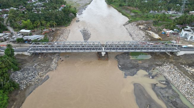 Foto udara Jembatan Rangka Baja Teupin Mane yang menghubungkan jalur nasional BireuenâTakengon di Desa Teupin Mane, Kecamatan Juli, Bireuen, Aceh, Minggu (25/10/2026). [ANTARA FOTO/Akramul Muslim/hma
