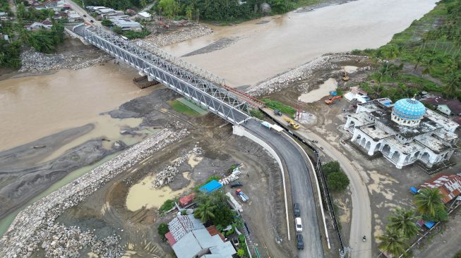 Foto udara Jembatan Rangka Baja Teupin Mane yang menghubungkan jalur nasional BireuenâTakengon di Desa Teupin Mane, Kecamatan Juli, Bireuen, Aceh, Minggu (25/10/2026). [ANTARA FOTO/Akramul Muslim/hma]