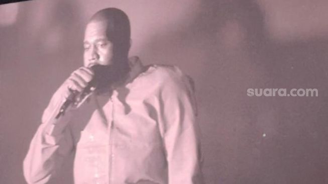 Kanye West alias Ye menghadirkan pertunjukan visual megah dalam konser perdananya di Indonesia yang digelar di Stadion Utama Gelora Bung Karno (SUGBK), Senayan, Jakarta Pusat, Sabtu (24/10/2026). [Suara.com/Tiara Rosana]