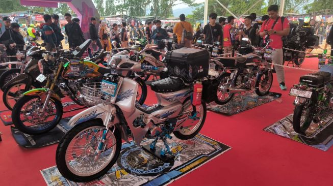 Jajaran motor hasil modifikasi dipamerkan dan dilombakan di ajang Honda Bikers Day 2026 di Ambarawa, Jawa Tengah pada Sabtu (24/10/2026). [Suara.com/Liberty Jemadu]