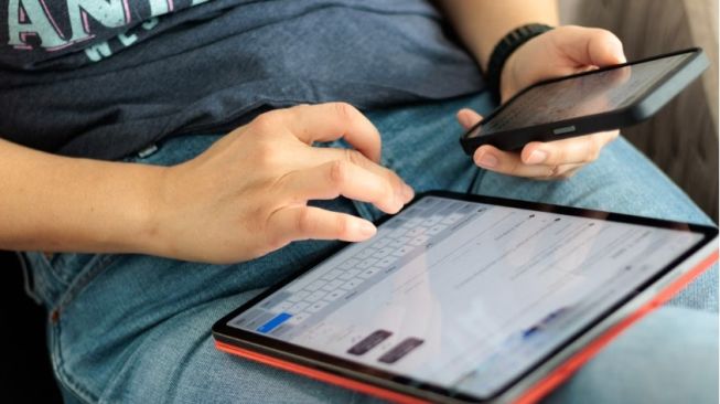 Dari FYP ke Kamus: Slang Gen Z Bukti Kreativitas atau Kerusakan Bahasa?