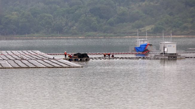 Pekerja melanjutkan pembangunan pembangkit listrik tenaga surya (PLTS) terapung di Waduk Tembesi, Batam, Kepulauan Riau, Sabtu (24/10/2026). [ANTARA FOTO/Fitra Yogi/tom]