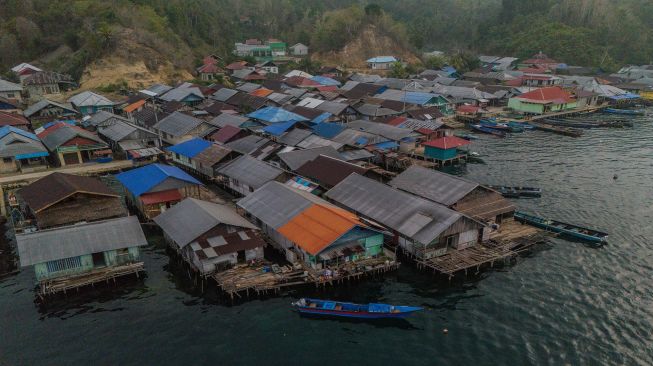 Foto udara permukiman warga Suku Bajo di Perkampungan Bajo Sangkuang, Kecamatan Botang Lomang, Kabupaten Halmahera Selatan, Maluku Utara, Minggu (25/10/2026). [ANTARA FOTO/Andri Saputra/hma]