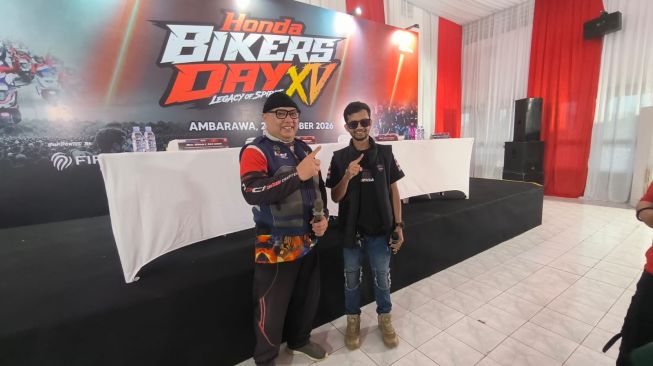 Vanny Stenly Nangoi asal Manado, Sulawesi Utara (kiri) dan Nanda Siddikia dari Bireun, Aceh turut mwnghadiri Honda Bikers Day 2026 di Ambarawa, Jawa Tengah Sabtu (24/10/2026). [Suara.com/Liberty Jemadu]