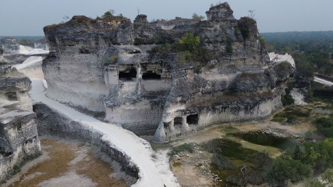 Foto udara tebing-tebing penambangan batu kapur Bukit Jaddih di Bangkalan, Jawa Timur, Minggu (25/10/2026). [ANTARA FOTO/Umarul Faruq/hma]