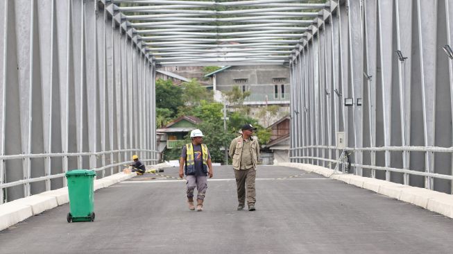 Ketua Tim Monitoring Satgas Percepatan Rehabilitasi dan Rekonstruksi (PRR) Pusat Pascabencana Alam Provinsi Aceh Imran (kanan) meninjau pembangunan Jembatan Rangka Baja Teupin Mane di Desa Teupin Mane, Kecamatan Juli, Bireuen, Aceh, Minggu (25/10/2026). [ANTARA FOTO/Akramul Muslim/hma]