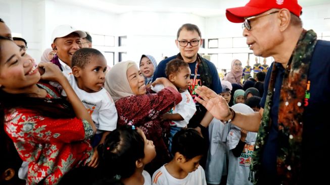 Wamensos Agus Jabo Resmikan Taman Anak Sejahtera dan Salurkan Bantuan Atensi di Surakarta